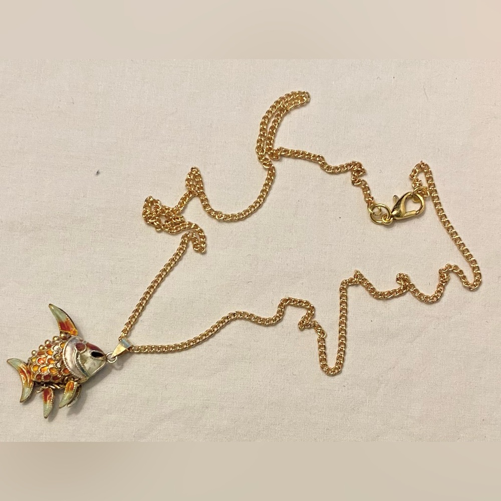 🌹🍃Vintage Articulated Moving 3-Dimensional Guilloche Goldfish Pendant Necklace